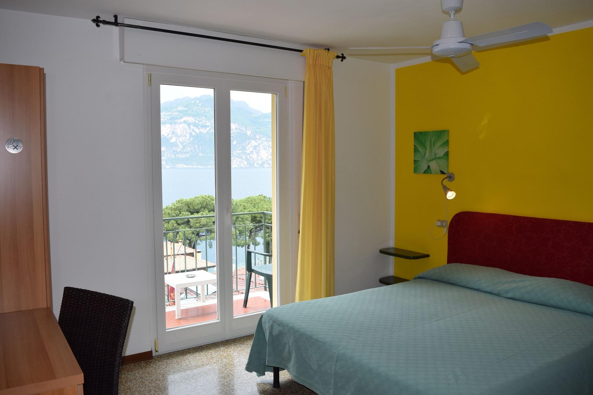 Hotel Casa Popi Malcesine Exteriör bild